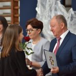 Wicestarosta Tadeusz Skatuła wręcza wyróżnienia tegorocznym maturzystom