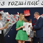 Wicestarosta Tadeusz Skatuła wręcza wyróżnienie tegorocznej maturzystce