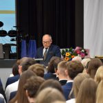 Starosta Leszek Bizoń przemawia do uczniów i nauczycieli podczas zakończenia klas maturalnych