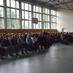 Sala gimnastyczna Zespołu Szkół Ekonomicznych w Wodzisławiu Śląskim - uczniowie biorą udział w koncercie charytatywnym