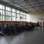 Sala gimnastyczna Zespołu Szkół Ekonomicznych w Wodzisławiu Śląskim - uczniowie biorą udział w koncercie charytatywnym