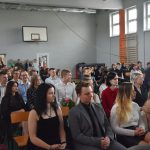 Uroczyste zakończenie klas maturalnych w ZST w Rydułtowach. Na zdjęciu uczniowie siedzą w sali gimnastycznej i słuchają przemówienia