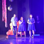 Dwie uczestniczki i uczestnik na scenie podczas występu na Festiwalu Karaoke Osób Niepełnosprawnych