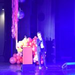 Uczestnik Festiwalu Karaoke Osób Niepełnosprawnych podczas występu wokalnego