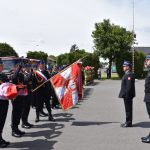 Pochylenie sztandaru strażackiego przed zastępcą komendanta wojewódzkiego psp w Katowicach