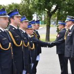 Strażacy odbierający wyróżnienia, medale i awanse na wyższe stopnie podczas apelu z okazji Dnia Strażaka 2022 w Wodzisławiu Śl.