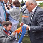 Starosta Leszek Bizoń wręcza medal uczestnikowi olimpiady