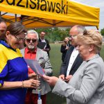 Członkini Zarządu Powiatu Krystyna Kuczera wręcza dyplom uczestnikowi olimpiady