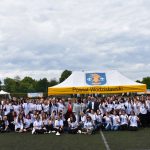 Zdjęcie grupowe wolontariuszy Powiatowej Olimpiady Osób Niepełnosprawnych w Wodzisławiu Śląskim