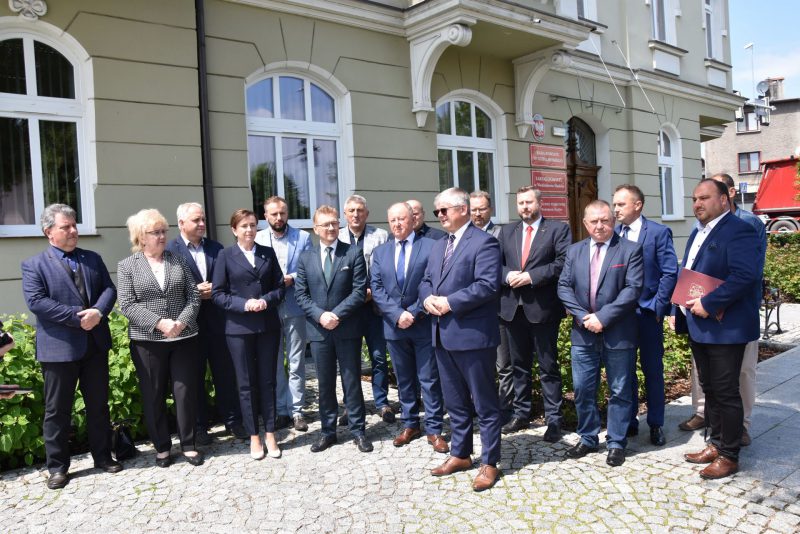 Parlamentarzyści i samorządowcy stojący przed Starostwem Powiatowym w Wodzisławiu Śląskim