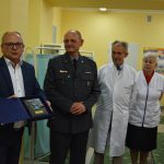 Starosta Leszek Bizoń przyjmuje odznaczenie od Andrzeja Kuca z WOjskowej Komendy Uzupełnień w Rybniku