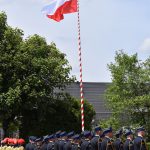 Strażacy podzcas wciągnięcia na maszt flagi Polski i odegrania hymnu RP