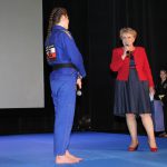 Krystyna Kuczera wręcza gratulacje uczestniczce V Gali Judo Akademii Top Team