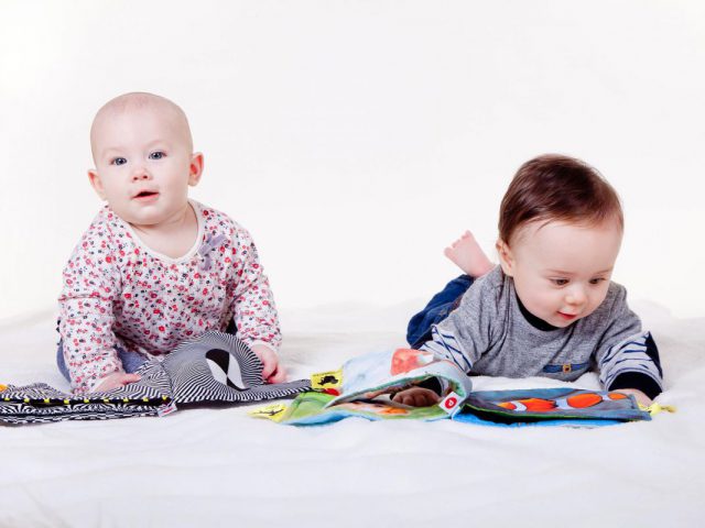 niemowlaki "czytające" książeczki