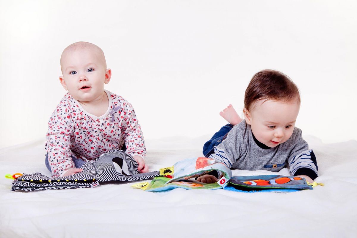 niemowlaki "czytające" książeczki
