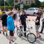 Policjatka, rower i osoby