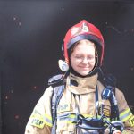 Dziewczynka w stroju strażaka