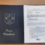 Podpisanie umowy w sprawie modernizacji ul Karola Miarki w Pszowie i 3 Maja w Syryni. Na zdjęciu podpisany egzemplarz umowy
