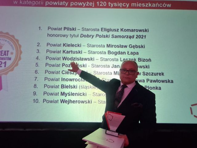 Starosta Leszek Bizoń wskazuje na ekran, na którym wyświetlany jest ranking ZPP
