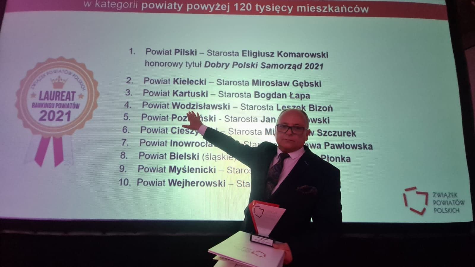 Starosta Leszek Bizoń wskazuje na ekran, na którym wyświetlany jest ranking ZPP