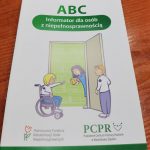 Okładka informatora dla osób z niepełnosprawnością opracowanego przez PCPR