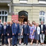 Zdjęcie grupowe przedstawicieli Starostwa Powiatowego w Wozisławiu Śląskim i odwiedzających ich delegacji