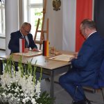 Starosta Leszek Bizoń i Bodo Klimpel podpisują umowę o partnerstwie