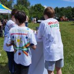 Festyn Integracyjny w POW PERLA. Na zdjęciu wolontariusze w ręcznie pomalowanych białych t-shirtach