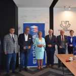 Podpisanie umowy w sprawie modernizacji ul Karola Miarki w Pszowie i 3 Maja w Syryni. Na zdjęciu uczestnicy spotkania