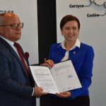 Podpisanie umowy w sprawie modernizacji ul Karola Miarki w Pszowie i 3 Maja w Syryni. Na zdjęciu starosta Bizoń i senator Gawęda prezentują podpisaną umowę