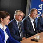 Podpisanie umowy w sprawie modernizacji ul Karola Miarki w Pszowie i 3 Maja w Syryni. Na zdjęciu uczestnicy spotkania