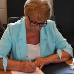 Podpisanie umowy w sprawie modernizacji ul Karola Miarki w Pszowie i 3 Maja w Syryni. Na zdjęciu Krystyna Kuczera podpisująca umowę