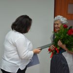 Spotkanie PSR Osob Niepelnosprawnych w Wodzislawiu Sl. Joanna Rduch-Kaszuba wręcza gratulacje Wiesławie Kiermaszek-Lamli