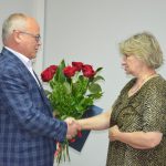 Spotkanie PSR Osob Niepelnosprawnych w Wodzislawiu Sl. Starosta Leszek Bizoń wręcza kwiaty Annie Białek