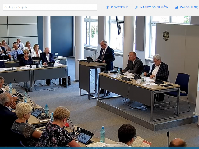 Zrzut ekranu z transmisji sesji rady powiatu w dniu 22 czerwca. Na zdjęciu sala obrad