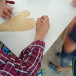 Uczeń robi pizzę w kształcie serca