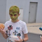 Chłopiec z pomalowaną twarzą na zielono