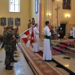 Poczet sztandarowy podczas wojska mszy w kościele