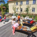 Dzieci na leżankach w ogrodzie sensorycznym Oazy Aktywności w Wodzisławiu Śl.