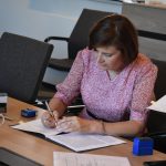 Podpisanie umowy parking przy ZSP Rydultowy, na zdjęciu dyrektor Beata Pirogowicz podpisuje dokument