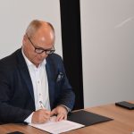 Podpisanie umowy w sprawie przebudowy Wiejskiej w Uchylsku Na zdjęciu starosta Leszek Bizoń