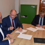 Podpisanie umowy w sprawie windy Starostwo, na zdjęciu (od lewej) starosta Leszek Bizoń, wicestarosta Tadeusz Skatuła i dyrektor Jan Wroński podpisują dokument