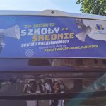 Naklejka na szybie autobusu reklamująca szkoły powiatu wodzisławskiego