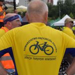 Uczestnik rajdu odwrócony tyłem. Na koszulce logo Towaszystwa Przyjaciół Pszowa - Sekcji Turystyki Rowerowej