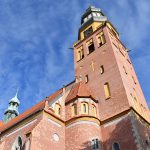 Wieża kościoła WNMP w Wodzisławiu Śląskim. U góry soczyście niebieskie niebo.