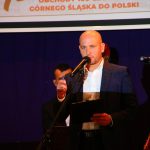 Dyrektor GOKIR w Mszanie Rafał Jabłoński w roli konferansjera na scenie