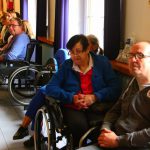 Osoby niepełnosprawne na wózkach uczestniczące w koncercie