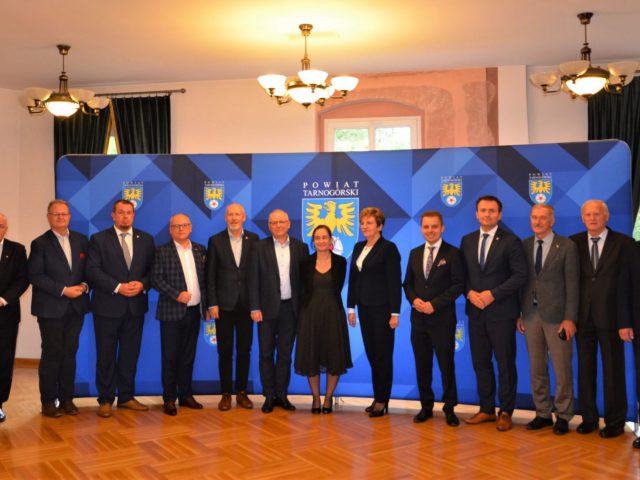 Pamiątkowe grupowe zdjęcie starostów województwa śląskiego podczas konwentu w Tarnowskich Górach
