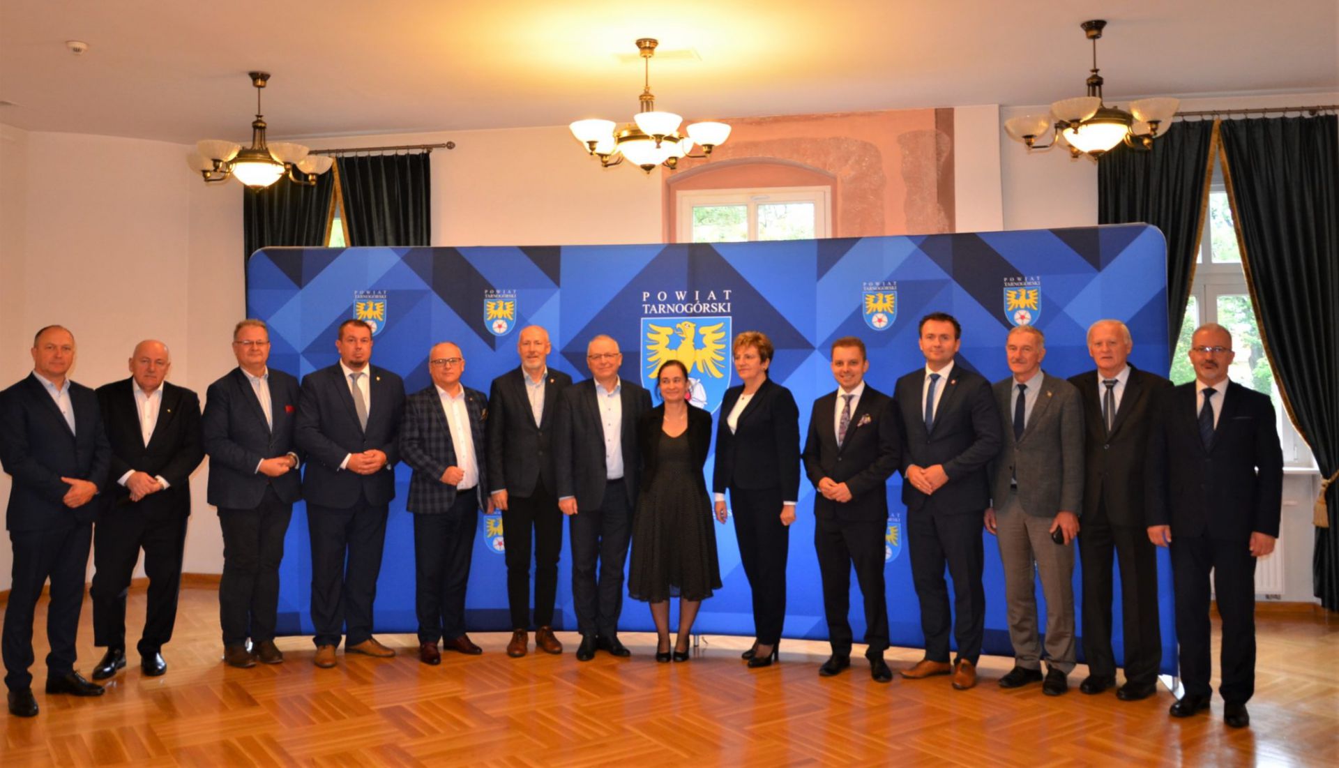 Pamiątkowe grupowe zdjęcie starostów województwa śląskiego podczas konwentu w Tarnowskich Górach
