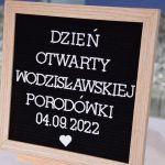Tablica z napisem Dzień Otwarty Wodzisławskiej Porodówki 04.09.2022.
